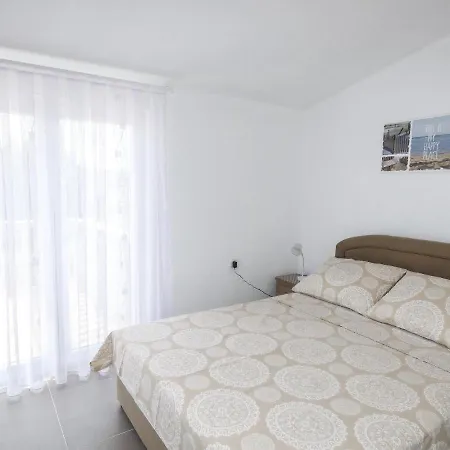 With A Parking Space - Torovi - - Pedinka, - 18577 * Vir