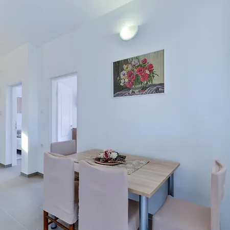 With A Parking Space - Torovi - - Pedinka, - 18577 * Vir