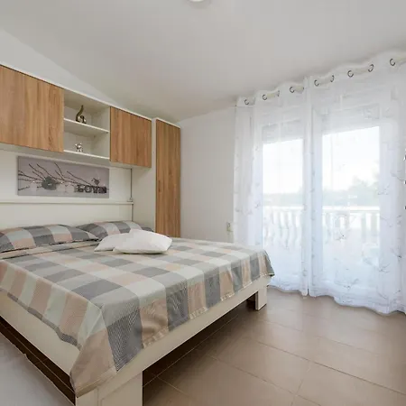 With Parking Space - Torovi - - Pedinka, - 18577 * Vir