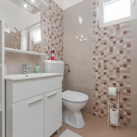 Apartman With Parking Space - Torovi - - Pedinka, - 18577 Vir