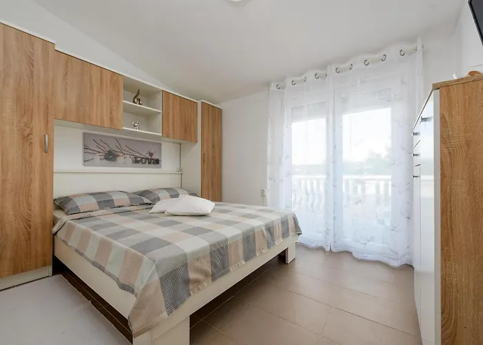 With Parking Space - Torovi - - Pedinka, - 18577 * Vir