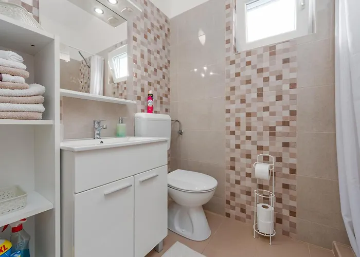 Apartman With Parking Space - Torovi - - Pedinka, - 18577 Vir