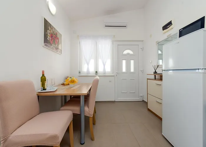 With Parking Space - Torovi - - Pedinka, - 18577 Vir